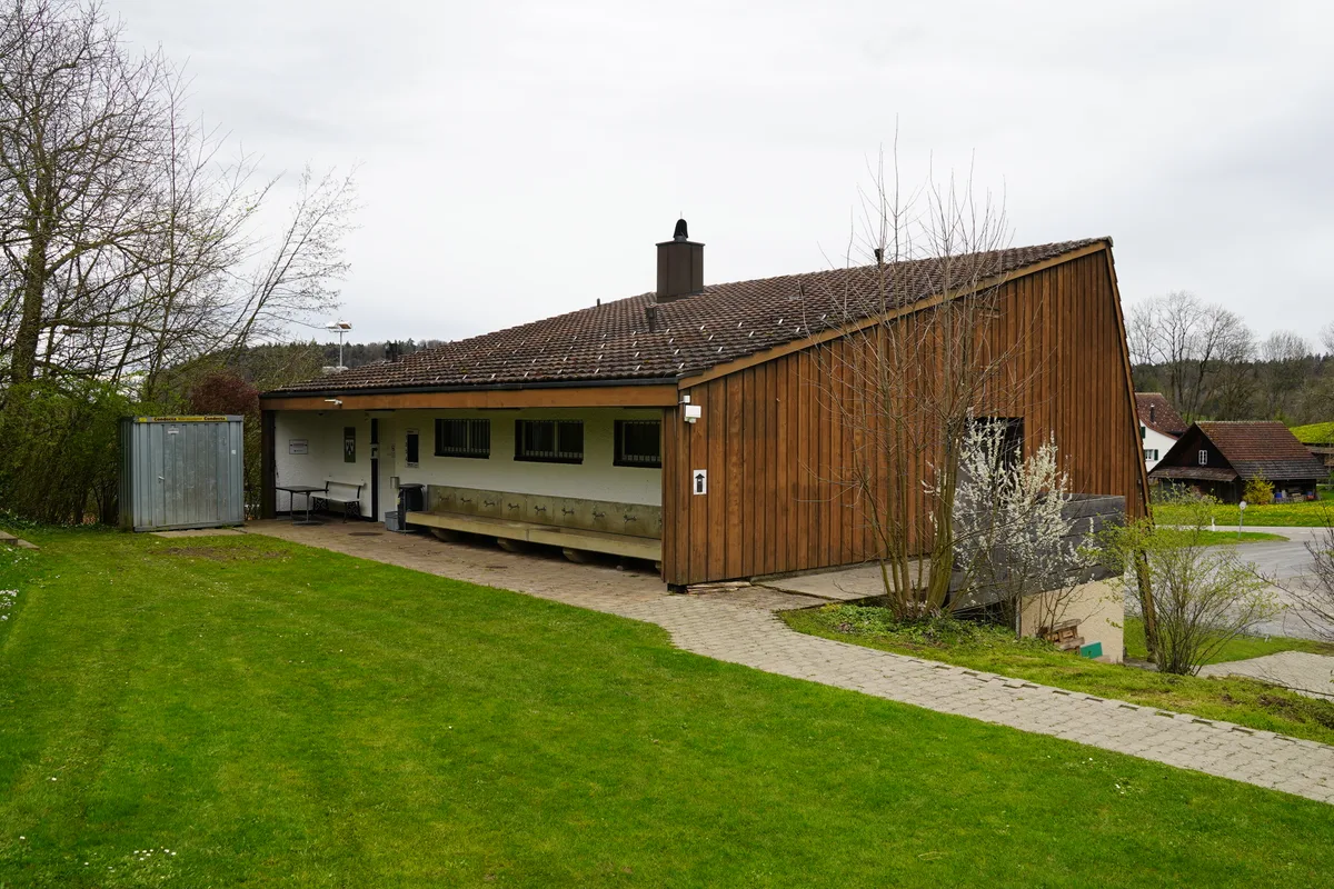 Ein in die Jahre gekommenes Gebäude aus Holz mit Schrägdach.
